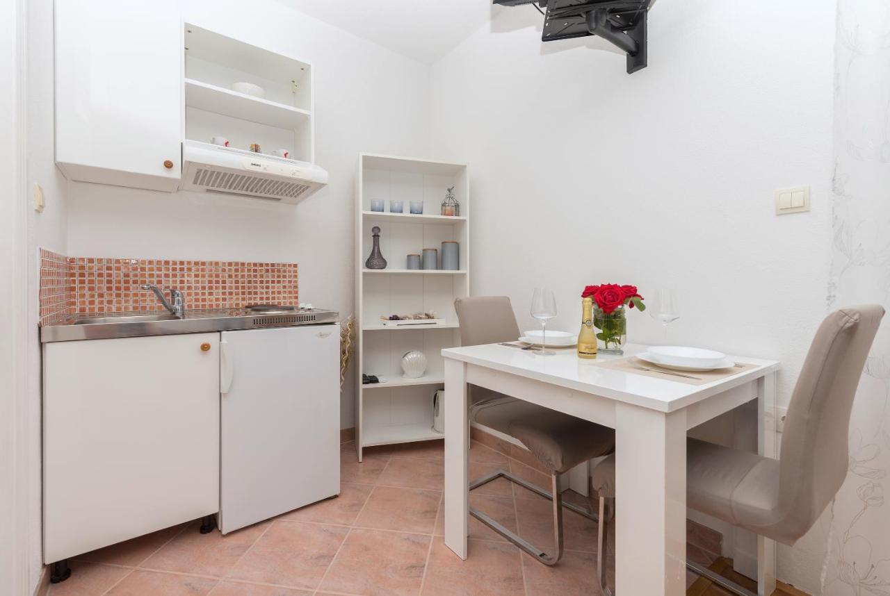 Skiljini Dvori - Studio-Apartman 1 มาคาร์สกา ภายนอก รูปภาพ